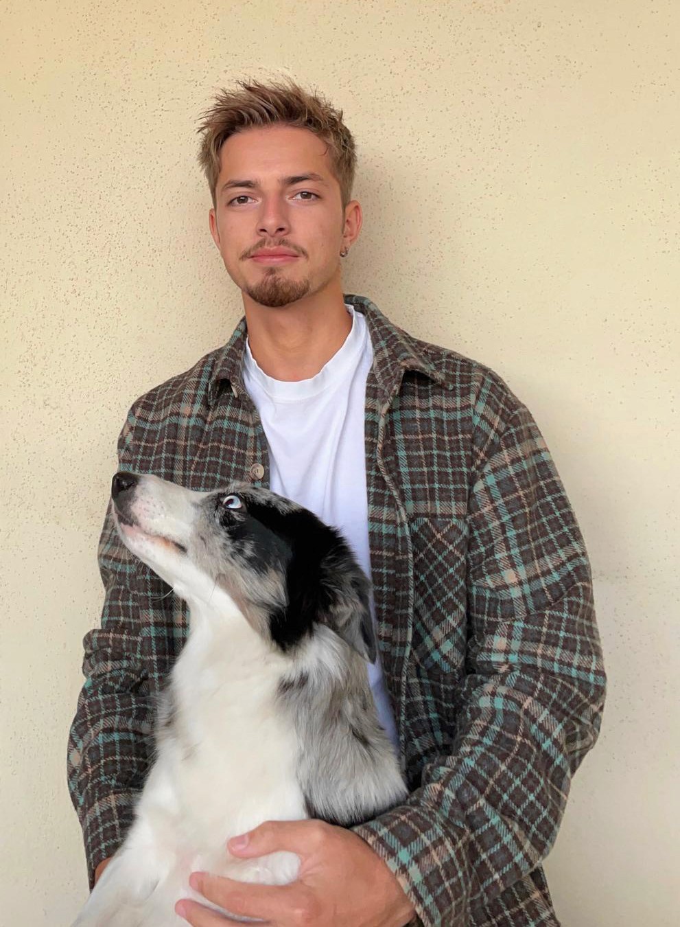 Koen, oprichter van Tinzo, met zijn hond