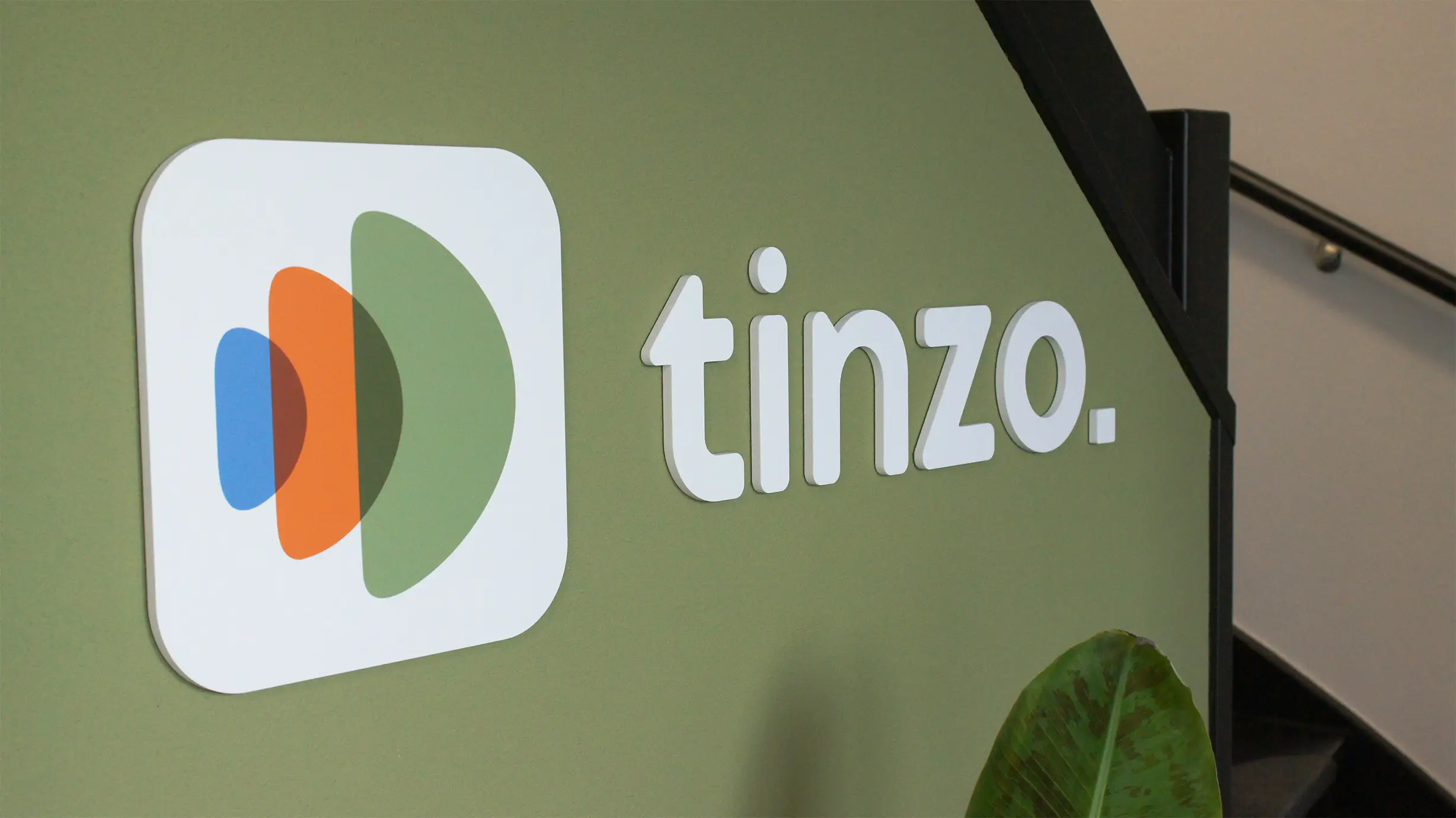 Het Tinzo-logo op de muur van ons kantoor